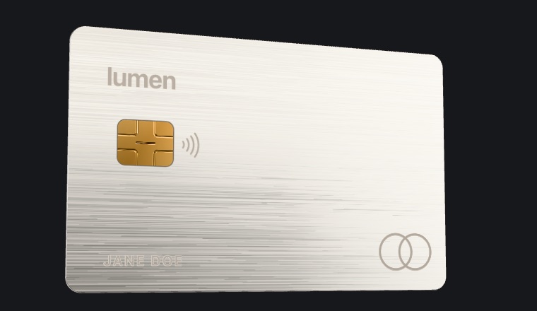 Thẻ titanium xước dưới đèn studio